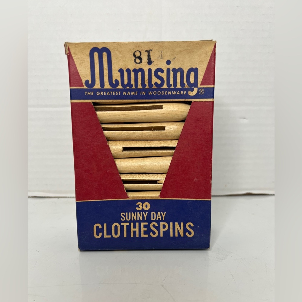 30 Munising Sunny Day Wood Clothespins In Original Box Laundry Line Vintage Ad
